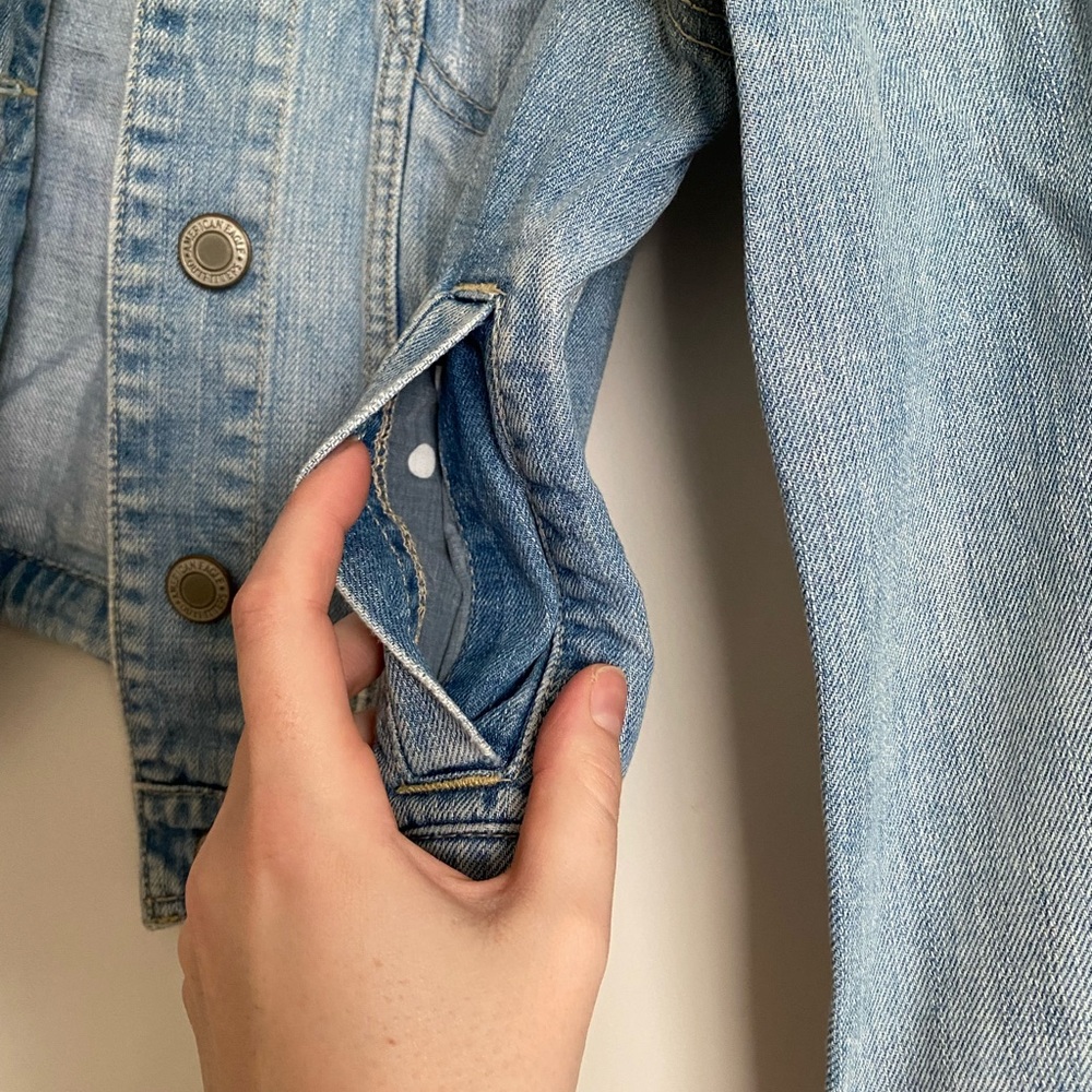 American Eagle Women’s Cropped Denim Jacket | Light Wash | Distressed | Medium - Picture 3 of 5